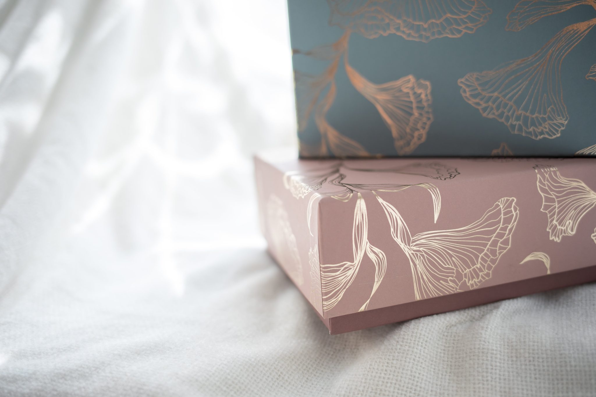 boites cadeaux decoratives sur fond blanc min