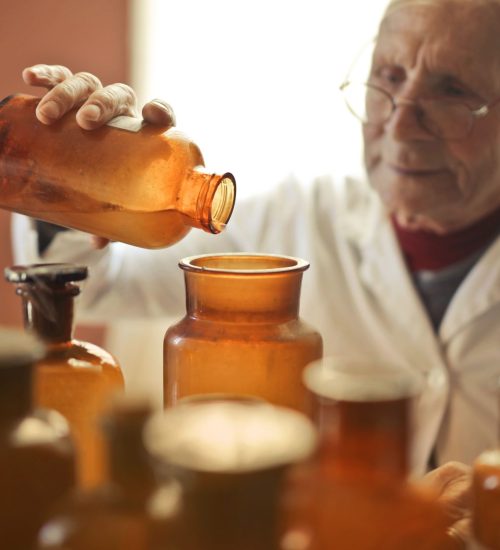 portrait de chimiste dans son laboratoire min