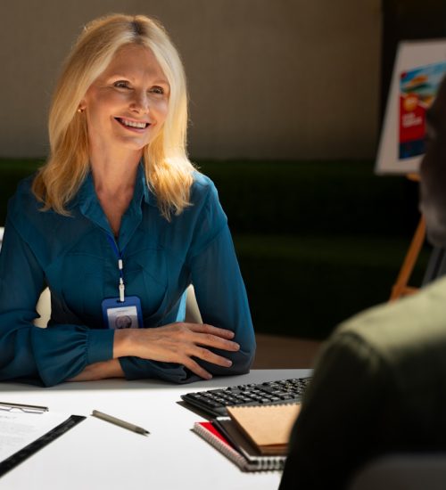 Femme souriante en entretien professionnel au bureau