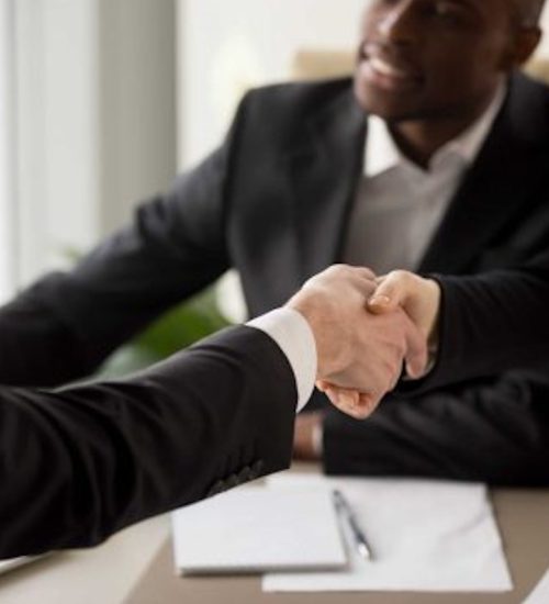Poignée de main entre deux professionnels en costume